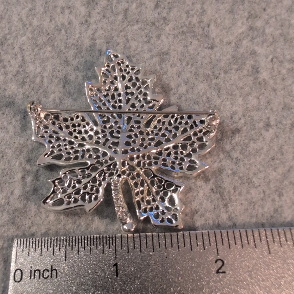Silver Tone Maple Leaf Brooch‎ Pin Filigree Design Elegant Autumn Accessory - Picture 2 of 2